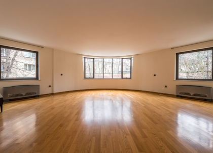 Three-bedroom apartment in the city center of Sofia 